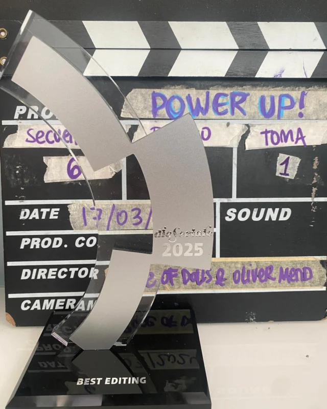 ⚡¡TENEMOS NOTICIÓN!⚡
Power Up! acaba de ganar el Premio a Mejor Edición en el festival Die Seriale en Alemaniaaaa 🇩🇪🎬💥

Sí, leíste bien: nos fuimos hasta el otro lado del mapa y volvimos con premio en mano 🏆 (y con schnitzel en el corazón).
Gracias a Die Seriale por este reconocimiento tan especial. Cada corte, cada ritmo, cada detalle… pura magia ✂️✨

Gracias también a toda la gente que ve, comparte y nos sube la energía siempre. Esto nos da +1000 de power para seguir creando.

¿Quieres saber todos los detalles sobre Power Up! y este premiazo? Haz click aquí! 
https://www.berria.eus/komunikazioa/power-up-euskarazko-websaila-saritu-dute-alemanian_2143343_102.html

¡A seguir leveleando! 🚀🎮
.

Power Up! taldeak edizio onenaren saria irabazi berri du Alemaniako Die Seriale jaialdian! 🇩🇪🎬💥

Bai, ondo irakurri duzu: maparen beste alderaino joan gara eta saria eskuan 🏆(eta schnitzela bihotzean) itzuli gara.
Eskerrik asko Die Seriale esker berezi honengatik, eta edizio taldeari. Ebaki bakoitza, erritmo bakoitza, xehetasun bakoitza... magia hutsa! ✂️✨

Eskerrik asko, halaber, ikusten, partekatzen eta energia beti igotzen digun jende guztiari. Horrek +1000 power ematen digu sortzen jarraitzeko.

Power Up!i eta sari honi buruzko xehetasun guztiak jakin nahi dituzu? Egin klik hemen!
https://www.berria.eus/komunikazioa/power-up-euskarazko-websaila-saritu-dute-alemanian_2143343_102.html

#PowerUp #Makusi #DieSeriale2025 #MejorEdición #LevelUp #PremioInternacional #EdiciónModoDios